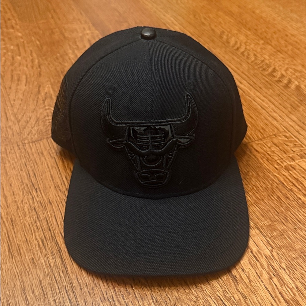 Chicago Bulls Black Logo Snapback Cap